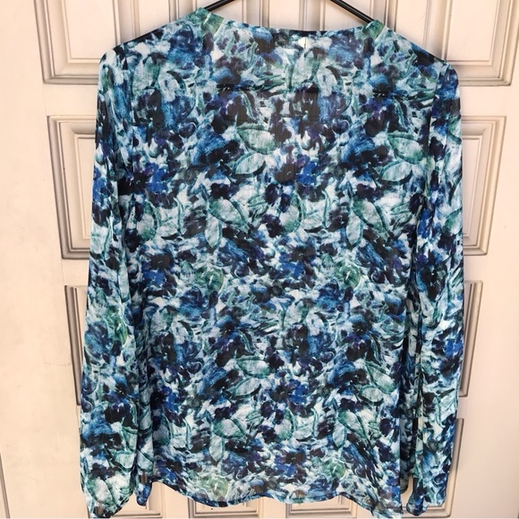 Boho Lily White pull over blouse, blue floral, V-neck Long sleeves size small - Picture 2 of 7